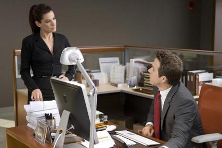 Um ihre Ausweisung aus dem Land zu verhindern, muss Kanadierin Margaret Tate (Sandra Bullock) so schnell wie möglich einen a...