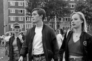 "Wir sind jung. Wir sind stark." So fühlen sich auch Stefan (Jonas Nay) und Jennie (Saskia Rosendahl, re.) vor dem Sonnenblu...