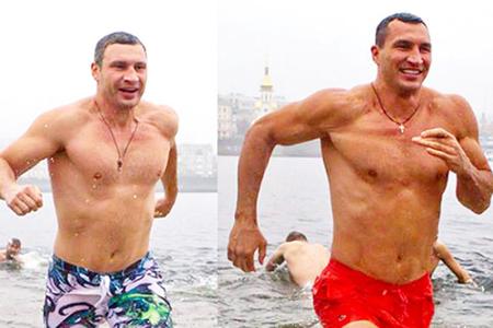 Und schnell wieder raus aus dem eisigen Nass: Vitali (li.) und Wladimir Klitschko