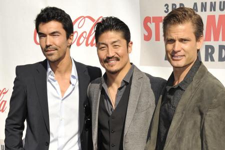 Brian Tee (Mitte) mit seinen Kollegen Casper VanDien (rechts) und Ian Anthony Dale bei den Streamy Awards in Hollywood