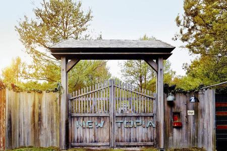 Hinter diesem Tor ist es passiert: Sex im Lager der 