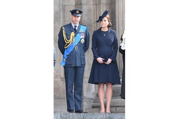 ...nahm die werdende Mama samt ihrer gesamten royalen Familie an einer Gedenkveranstaltung statt. Dabei sollten den in Afgha...