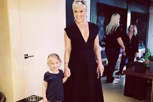 Stolz präsentiert Pink ihre kleine Tochter Willow