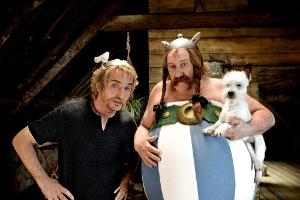 Asterix (Edouard Baer, l.) und Obelix (Gérard Depardieu) helfen bei RTL der Königin von England, Julius Cäsar zu besiegen