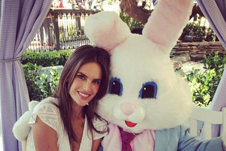 So schön feiert Alessandra Ambrosio Ostern