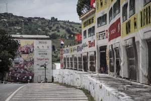 An der einstigen Boxengasse der Targa Florio nagt der Zehn der Zeit