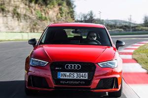 Gitter in Wabenoptik und große Lufteinlässe kennzeichnen den Audi RS3 Sportback