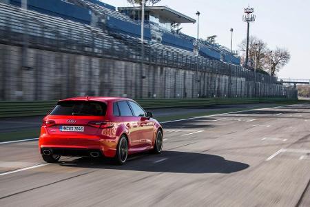 Bei der Heckansicht stechen die ovalen Endrohre und der schwarze Diffusoreinsatz ins Auge