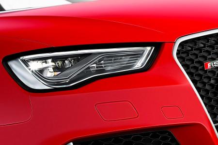 Hinter schmalen Schlitzen verbirgt sich starkes LED-Licht