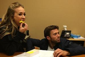 Die "Kein Ort ohne Dich"-Stars Scott Eastwood und Britt Robertson kriegen von Marshmallows nicht genug