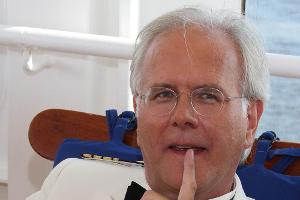 Im "Traumschiff" trug Harald Schmidt schon die Direktorenuniform - leitet er nun bald " Das Literarische Quartett"?