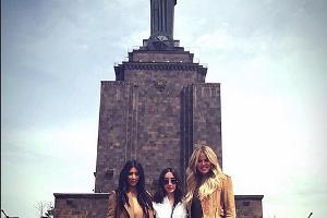 Kim (links) und Khloé (rechts) Kardashian posieren mit einer dritten Frau vor der Staue der "Mutter Armenien"