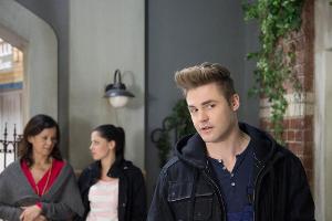 "Unter uns": Bambi (B. Heinrich) bekommt bei einem Gespräch zwischen Irene (P. Blossey, l.) und Sina (V. Scalabrino) mit, da...