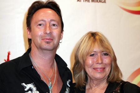 Cynthia Lennon im Jahr 2006 an der Seite ihres Sohnes Julian
