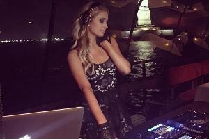Schön am Teller: Paris Hilton sorgte am Dienstag auf einer Boots-Party von Karl Lagerfeld für Stimmung