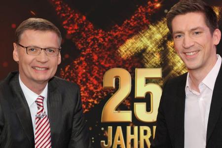 Günther Jauch (l.) und Steffen Hallaschka moderieren gemeinsam die Jubiläumssendung