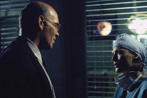 FBI Assistant Director Walter S. Skinner im Gespräch mit Dana Scully.