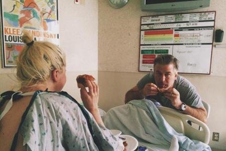 Muffin-Party mit Papa: Ireland und Alec Baldwin