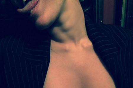 Hier ist Miley nur noch an ihrer herausgestreckten Zunge zu erkennen