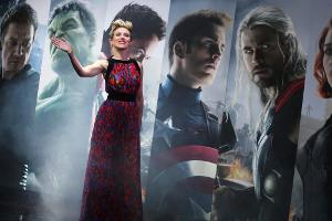 Black Widow und ihre Jungs: Scarlett Johansson posiert vor den "Avengers"-Postern