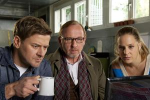 "München Mord - Die Hölle bin ich": Harald Neuhauser (Marcus Mittermeier, li.), Ludwig Schaller (Alexander Held) und Angelik...