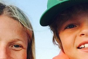 Gwyneth Paltrow und Sohn Moses am Strand