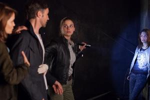 "Die Wallensteins": Bärbel (Anja Kling), Rolf (B. Sadler) und Kim (L. Tomaschewsky) versuchen, einen Selbstmord zu verhindern