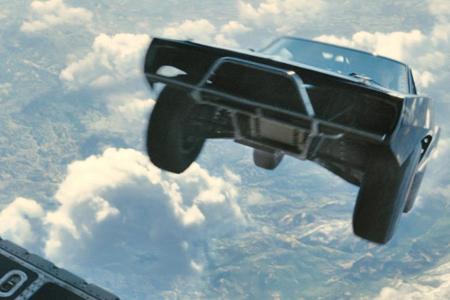 Während die Autos vom Himmel fallen, geht es für 