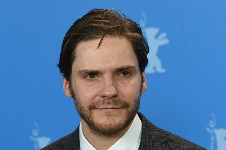 Im Februar war von daniel Brühls Schnurrbart noch nichts zu sehen