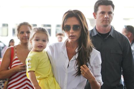 Victoria Beckham mit Töchterchen Harper im Arm am Londoner Flughafen 2013
