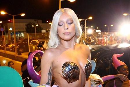 03 LAdy Gaga httpsinstagram.comladygaga 10683996_379435532213004_1343733934_n.jpg