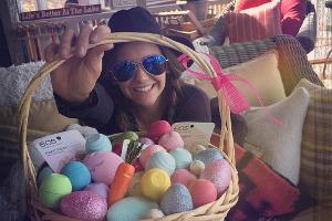 Nina Dobrev freut sich über Hilary Duffs Ostergeschenk