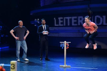 Kandidatin Maria wehrt den Matchball von Stefan Raab ab