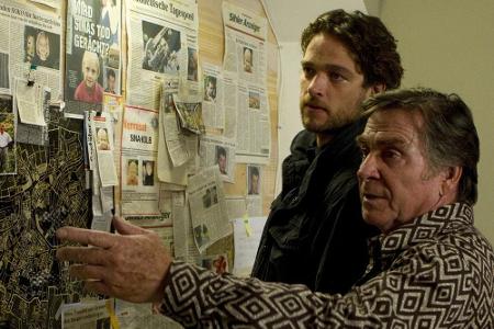 Der alte Fall lässt Kommissar Altendorf (r.) nicht zur Ruhe kommen, weshalb er seinem Kollegen Tanner (l.) sein Privatarchiv...