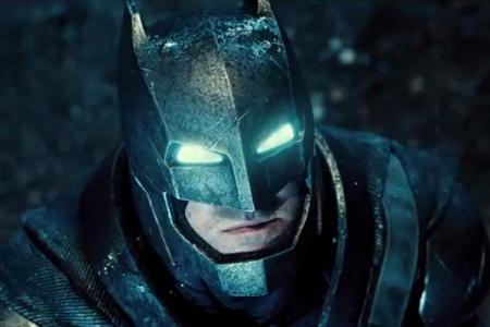 Mit leuchtenden Augen und schwer gepanzertem Anzug macht der dunkle Ritter im neuesten Trailer zu 