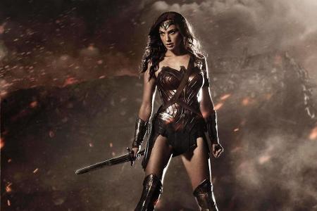 Als kampferprobte Amazone hat Wonder Woman zumindest in den Comics auch schon gegen die Nazis gekämpft, ähnlich wie Captain ...