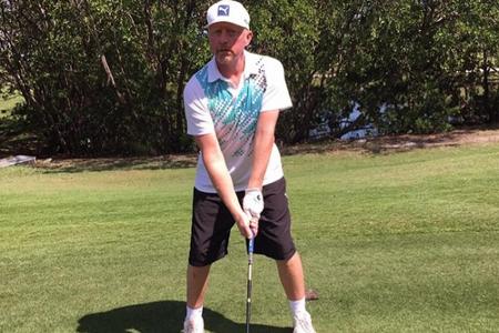 Boris Becker sieht beim Golfspielen nicht sehr glücklich aus