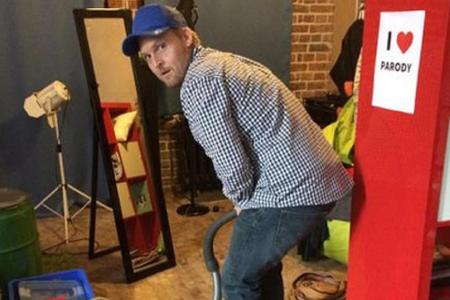 Axel Stein hat Probleme bei der Eiersuche