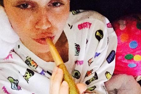 Attrappe oder echt? Miley Cyrus postet ein Bild von sich beim Kiffen