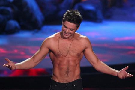 Zac Efron zieht auf der Bühne blank.