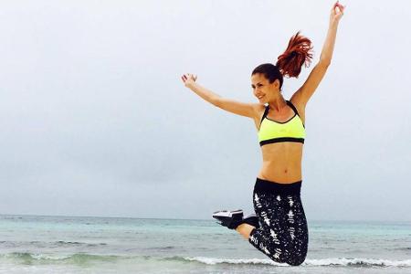 Fiona Erdmann beim Workout am Strand
