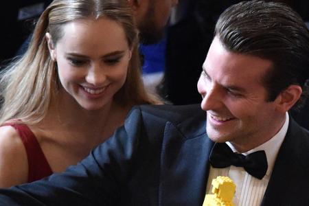 Bradley Cooper und Suki Waterhouse posieren bei den Oscars 2015 für ein Selfie