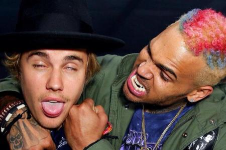 Justin Bieber (l.) und Chris Brown beim lustigen Faustkampf
