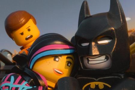 Batman kuschelt mit Wyldstyle, das sieht Emmet (links) nicht gerne