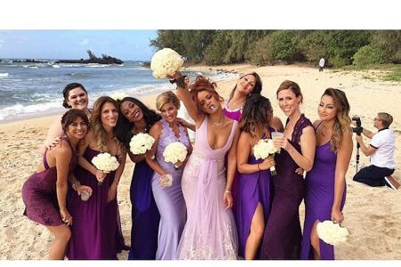 Traumkulisse: Rihanna posiert mit anderen Hochzeitsgästen am Strand