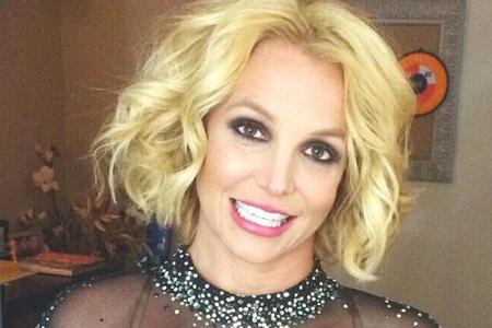 Britney Spears hält stolz den 
