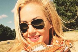 Angelina Heger lächelt, obwohl sie vor Enttäuschung heulen könnte