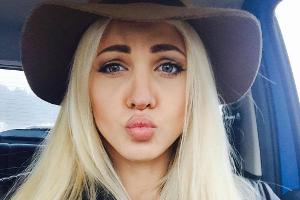 "STAU  i hate it - Zum Glück bin ich Beifahrer und muss mich nicht konzentrieren", teilt Sarah Nowak ihre missliche Lage mit...