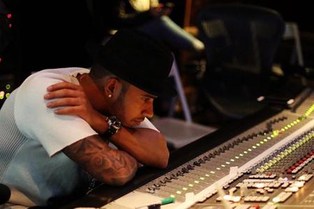 Wenn er nicht gerade Rennen fährt, sitzt Lewis Hamilton gerne im Studio