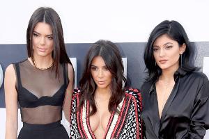 Kendall Jenner, Kim Kardashian und Kylie Jenner (v.l.n.r) sind auch in Zukunft in der Reality-Serie "Keeping up with the Kar...